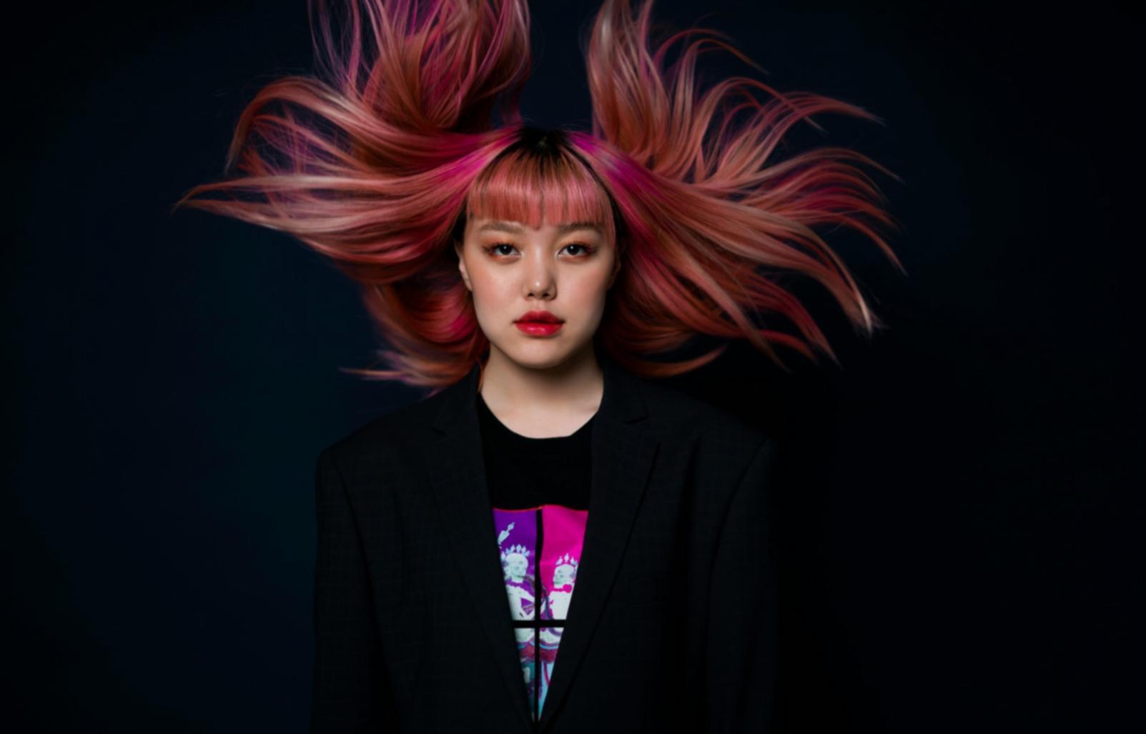 Demostración de técnicas de estilismo de pelucas en taller profesional